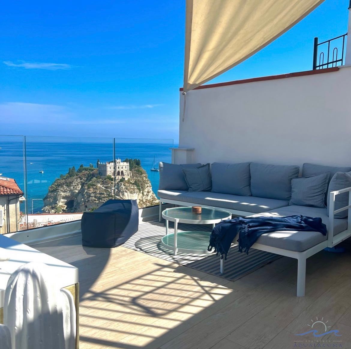 Jacuzzi with sea view